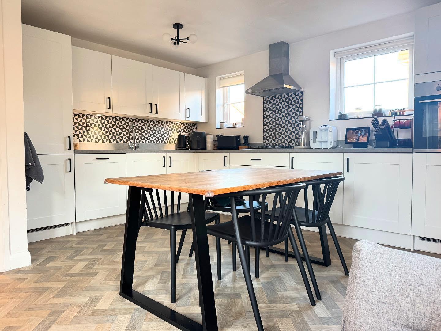 4-Leg vs Single Pedestal Dining Table For Home